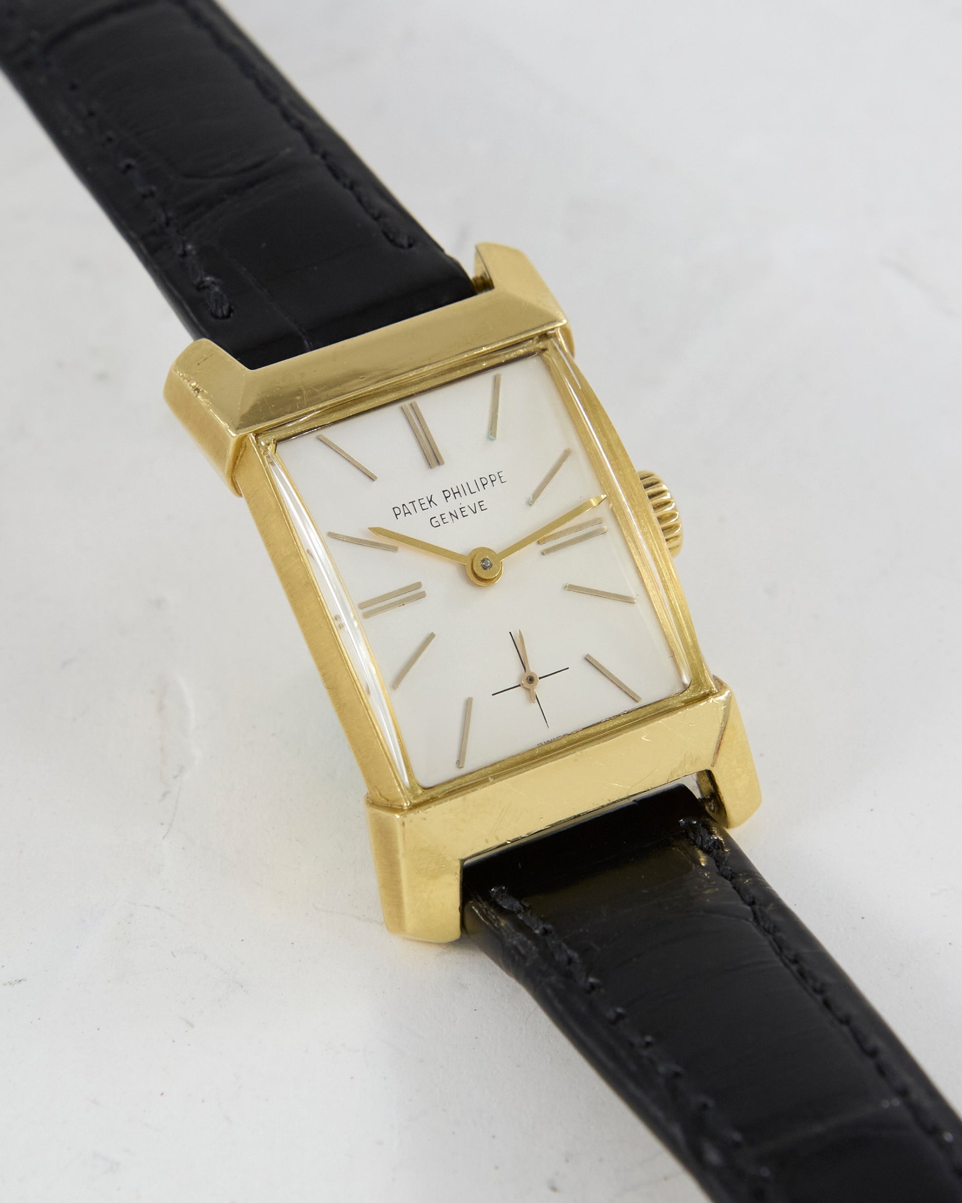 Side profile of rectangular 18k gold case on Patek 2553