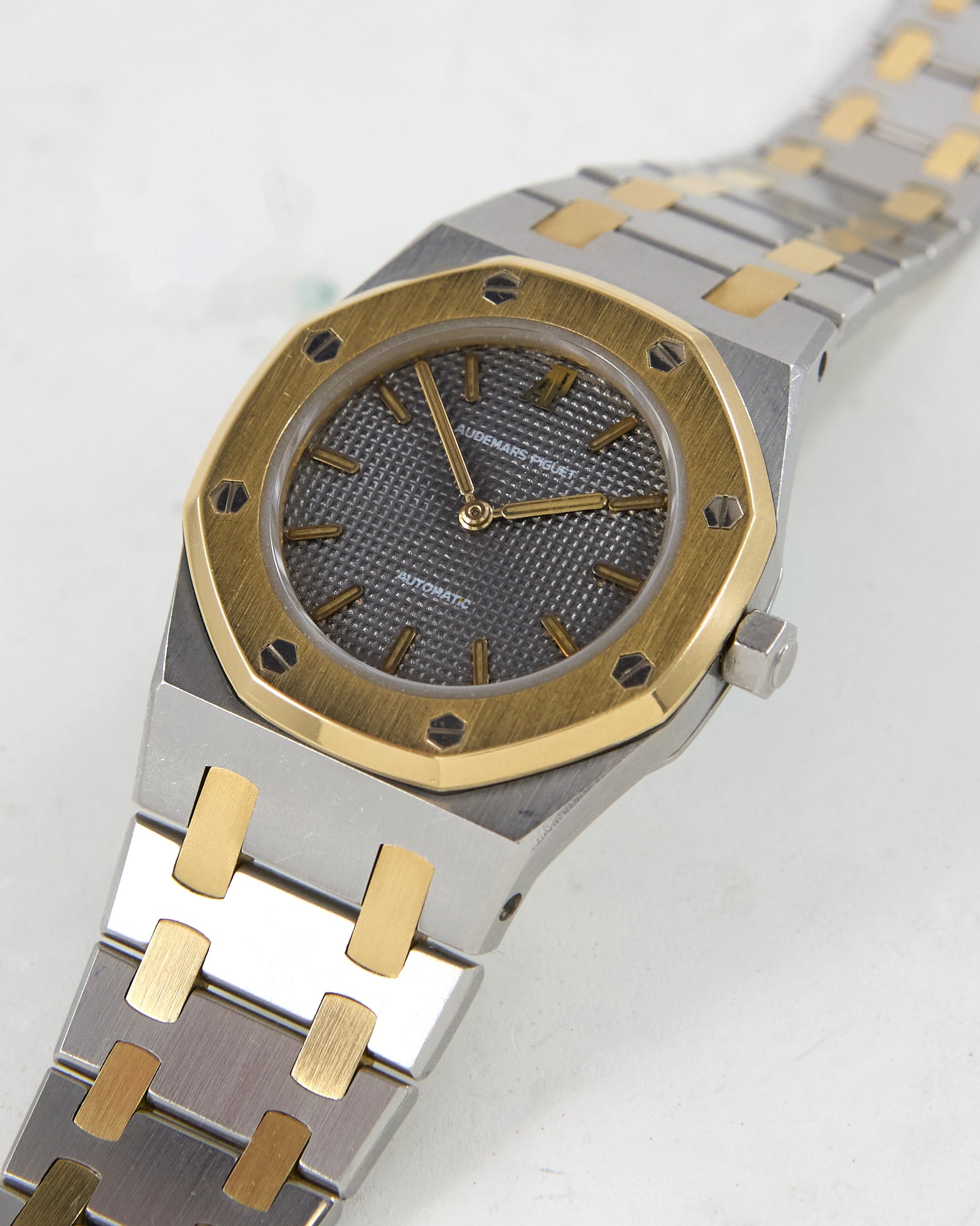 Side profile of Royal Oak 8638SA two-tone case