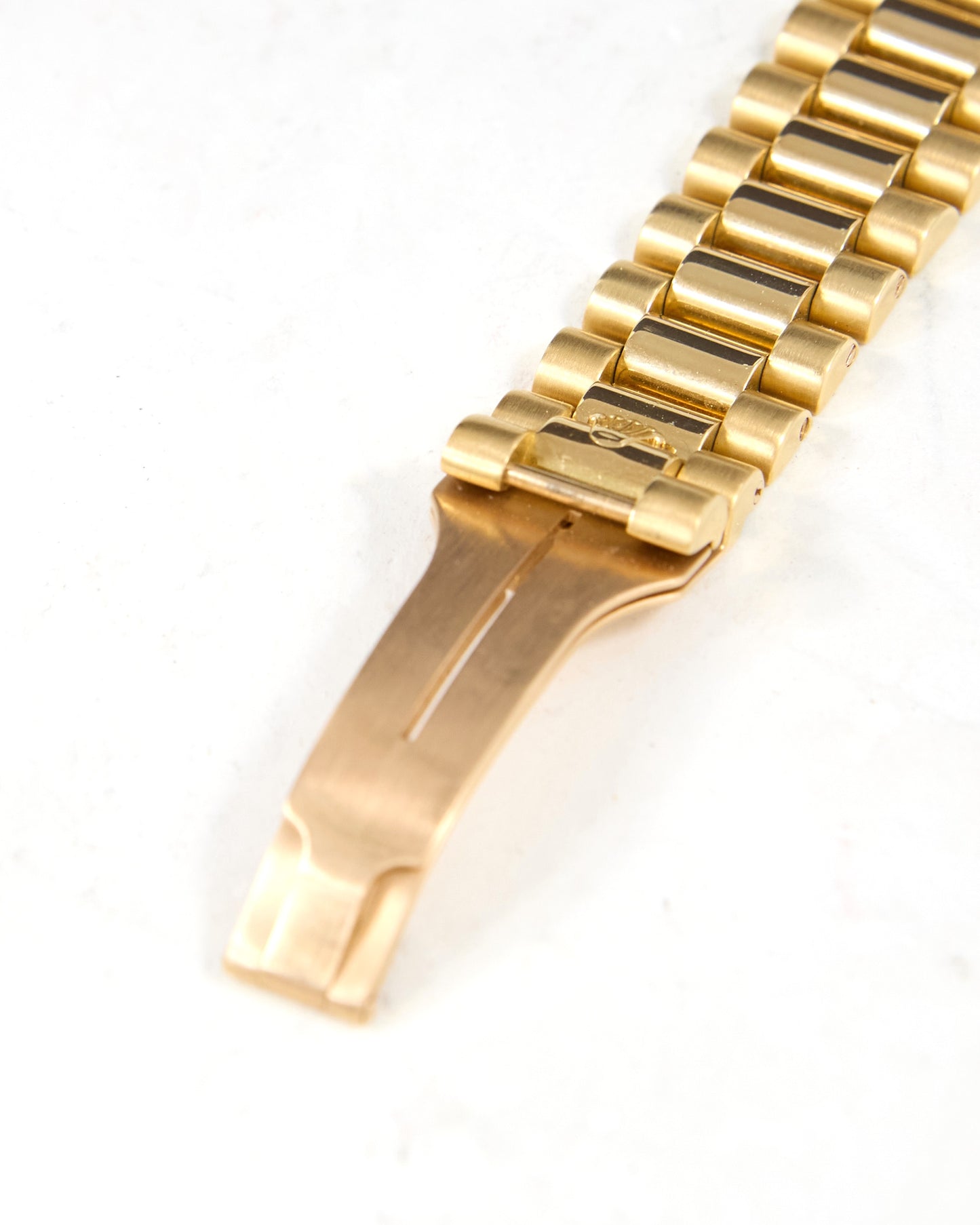 Rolex Day-Date 118208 Smooth Bezel Champagne Wave Dial in Yellow Gold Case and Bracelet